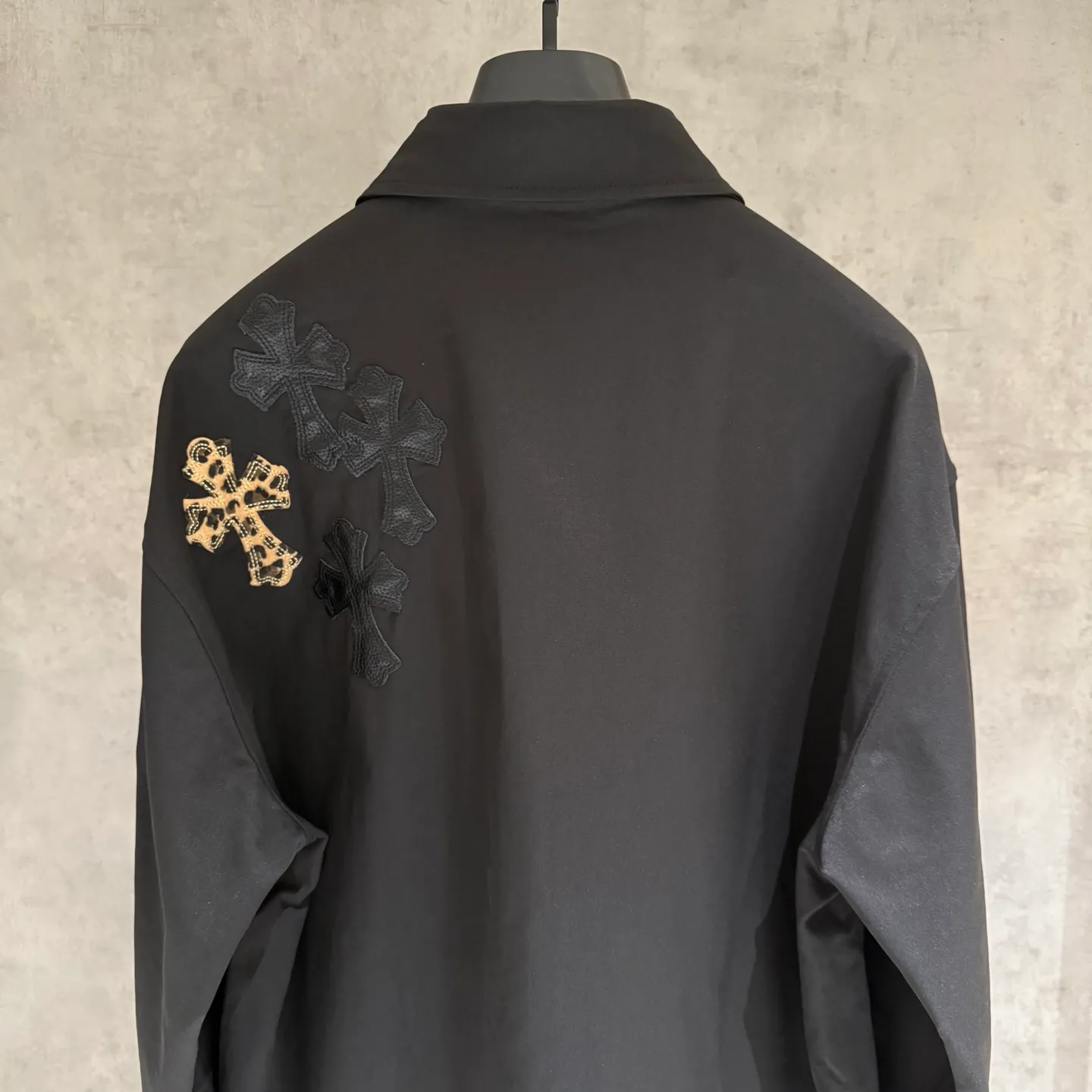 🅿️410 [Strict quality control] CH Crow Heart Leopard Print Work Dog Jacket Camouflage Cross Workdog is the best-looking jacket in CH, with black leather➕horse hair cross leather splicing, silver-plated hardware, loose fit, quite wide and stylish, and the same style for men and women. Color: black and white 2 colors Size: M-2xl
